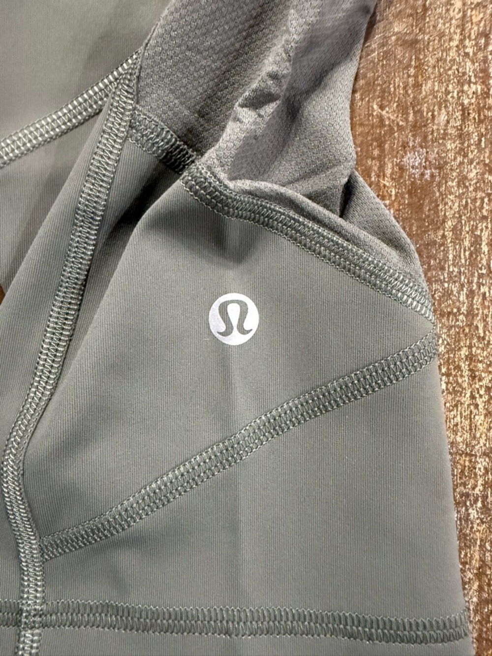 Lululemon Women’s Size 8 Olive Green High Rise Cropped Leggings EUC - Picture 3 of 5
